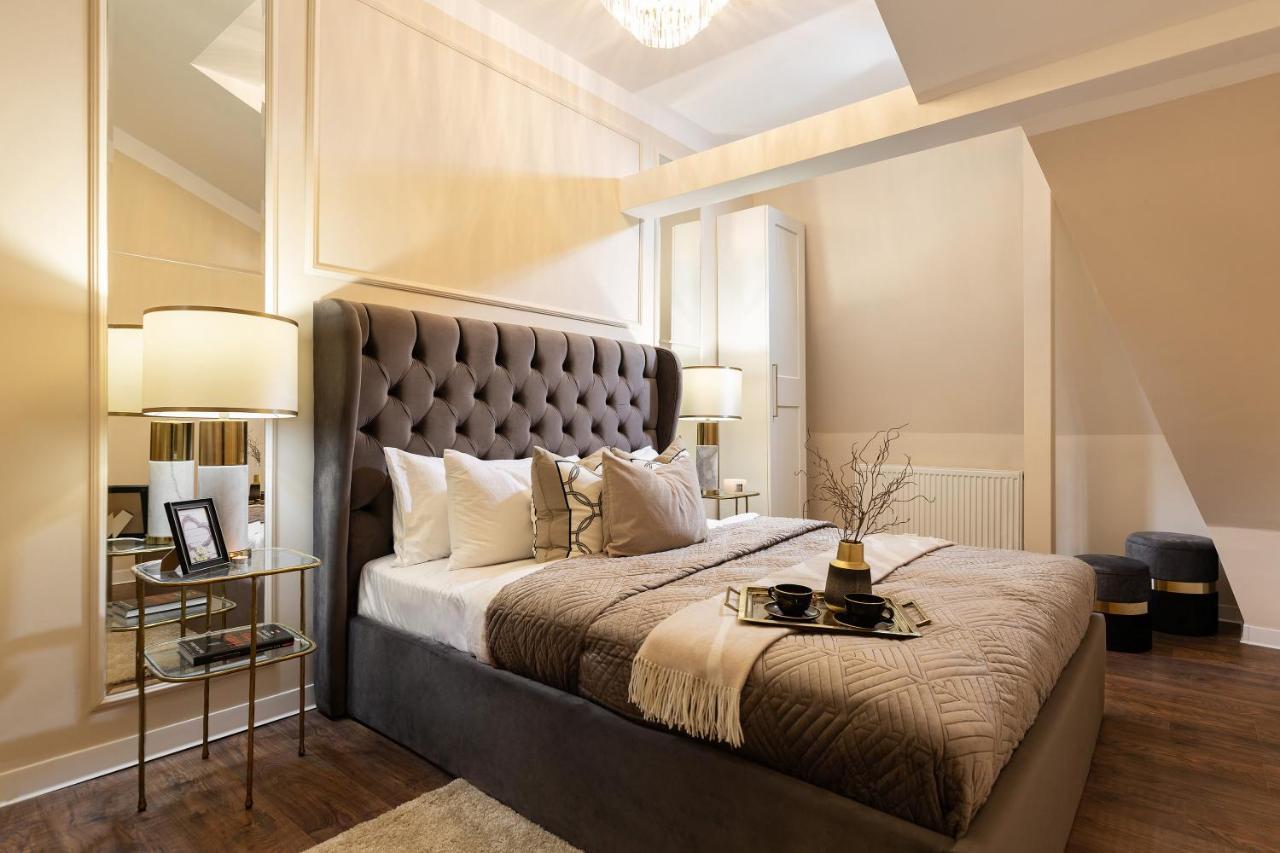 Qult - Invictus Apartment *