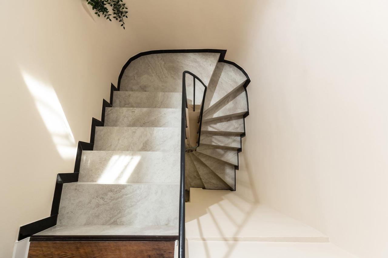Apartment Qult - Invictus