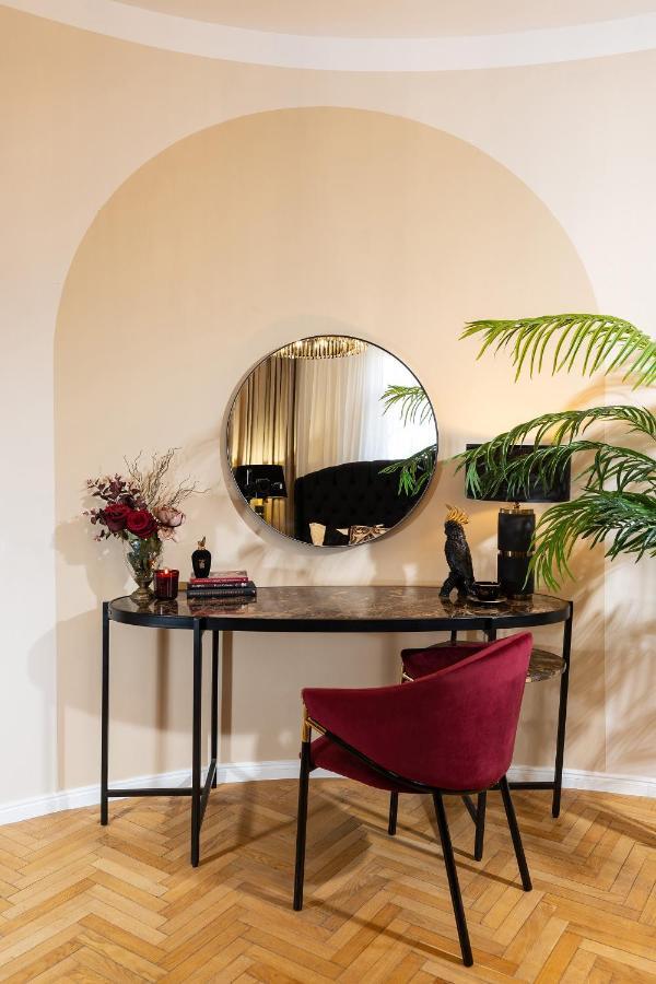 Apartment Qult - Invictus *