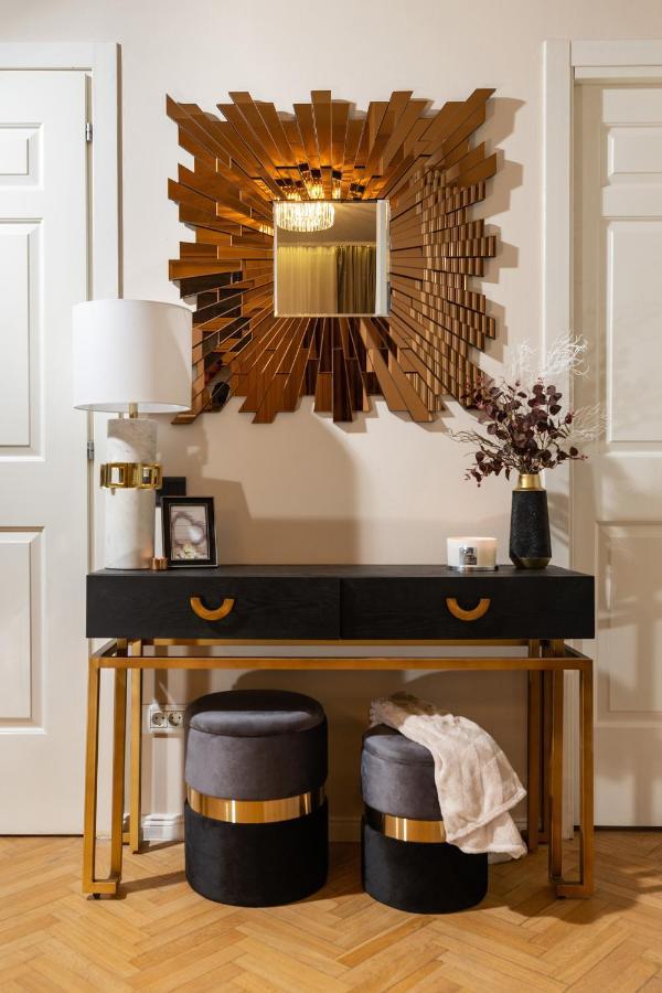Qult - Invictus Apartment *
