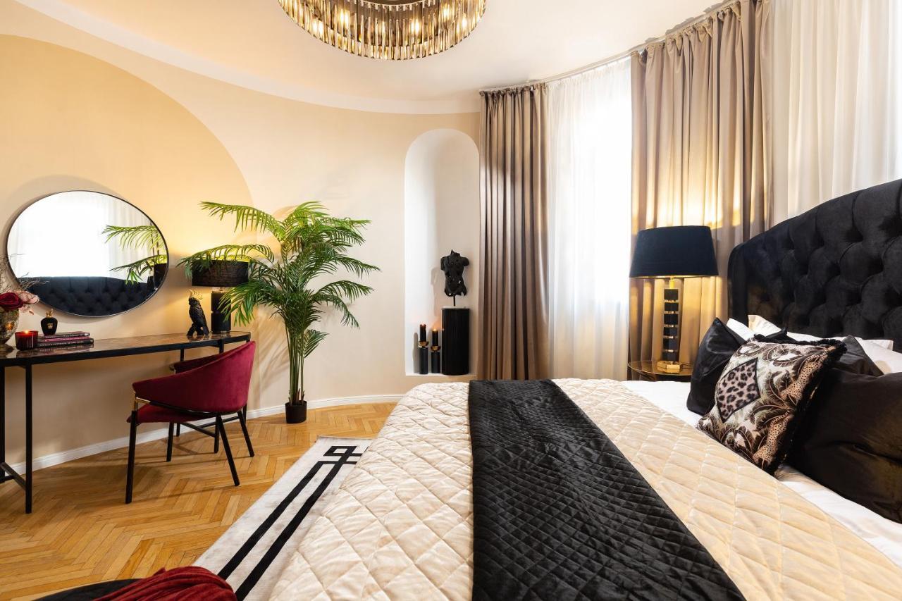 Qult - Invictus Apartment Bucharest
