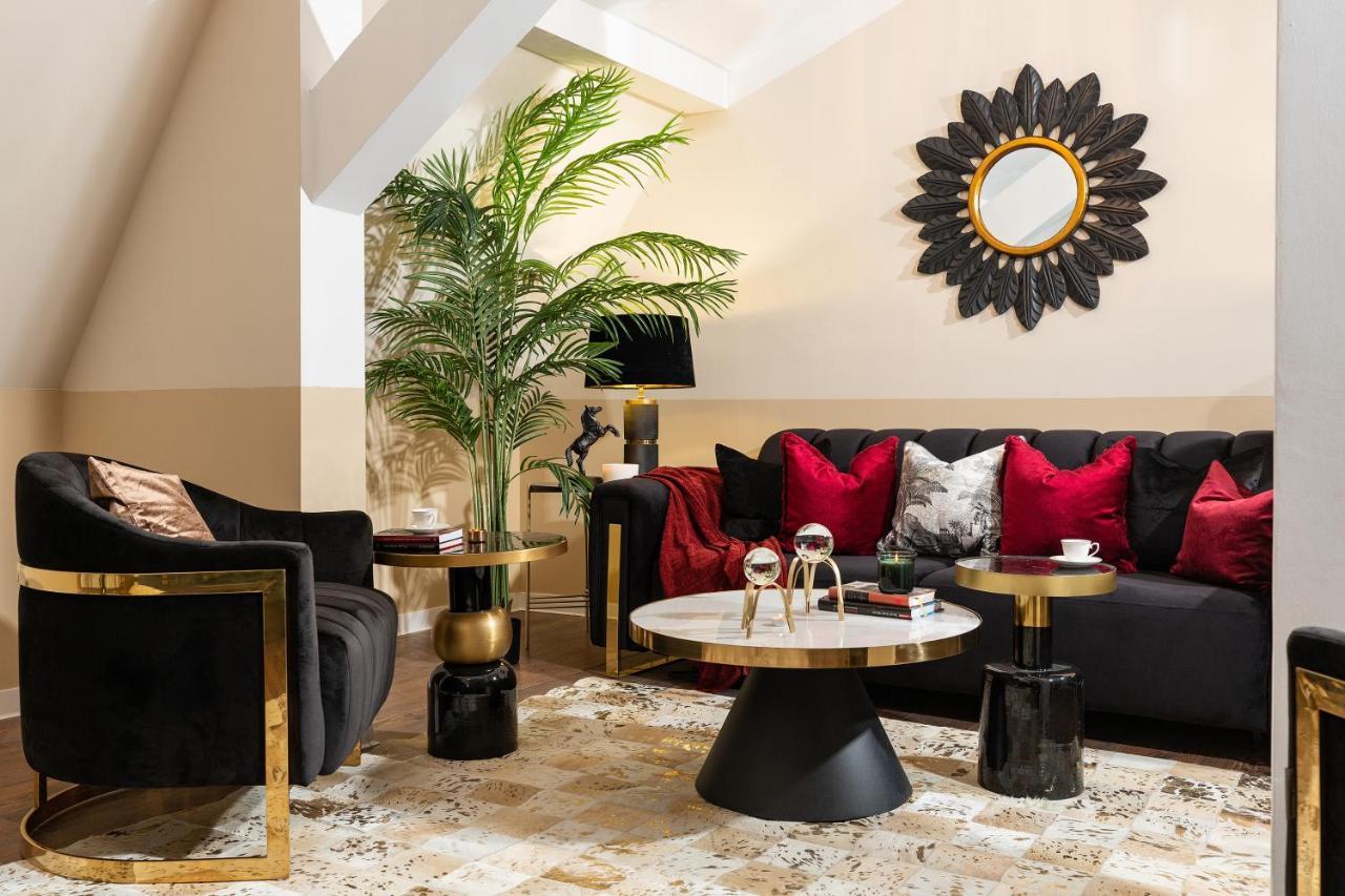 Qult - Invictus Apartment *