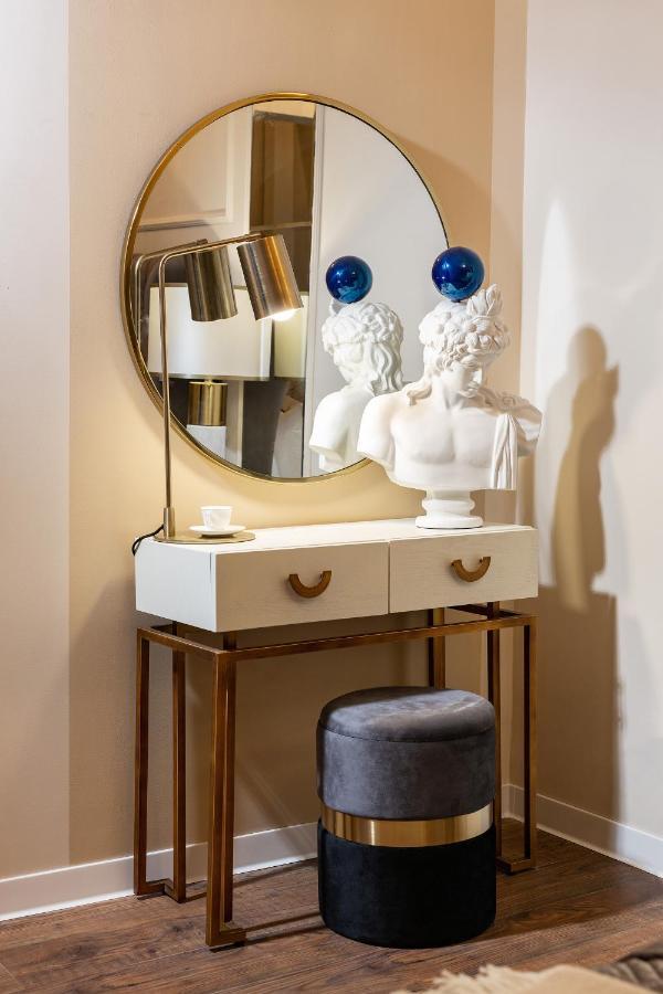 Apartment Qult - Invictus *