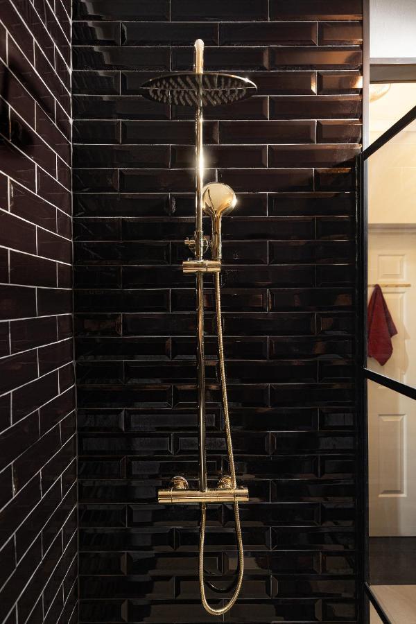 Apartment Qult - Invictus *